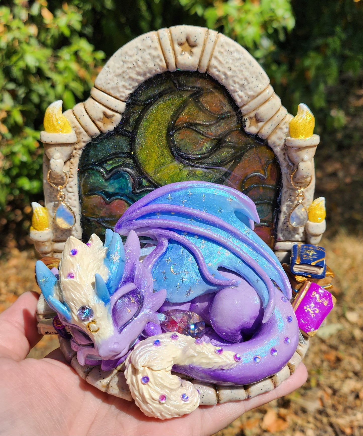 🔥🏰 MOON STEAINE GLASS 🏰🔥with the little dragon sleeper