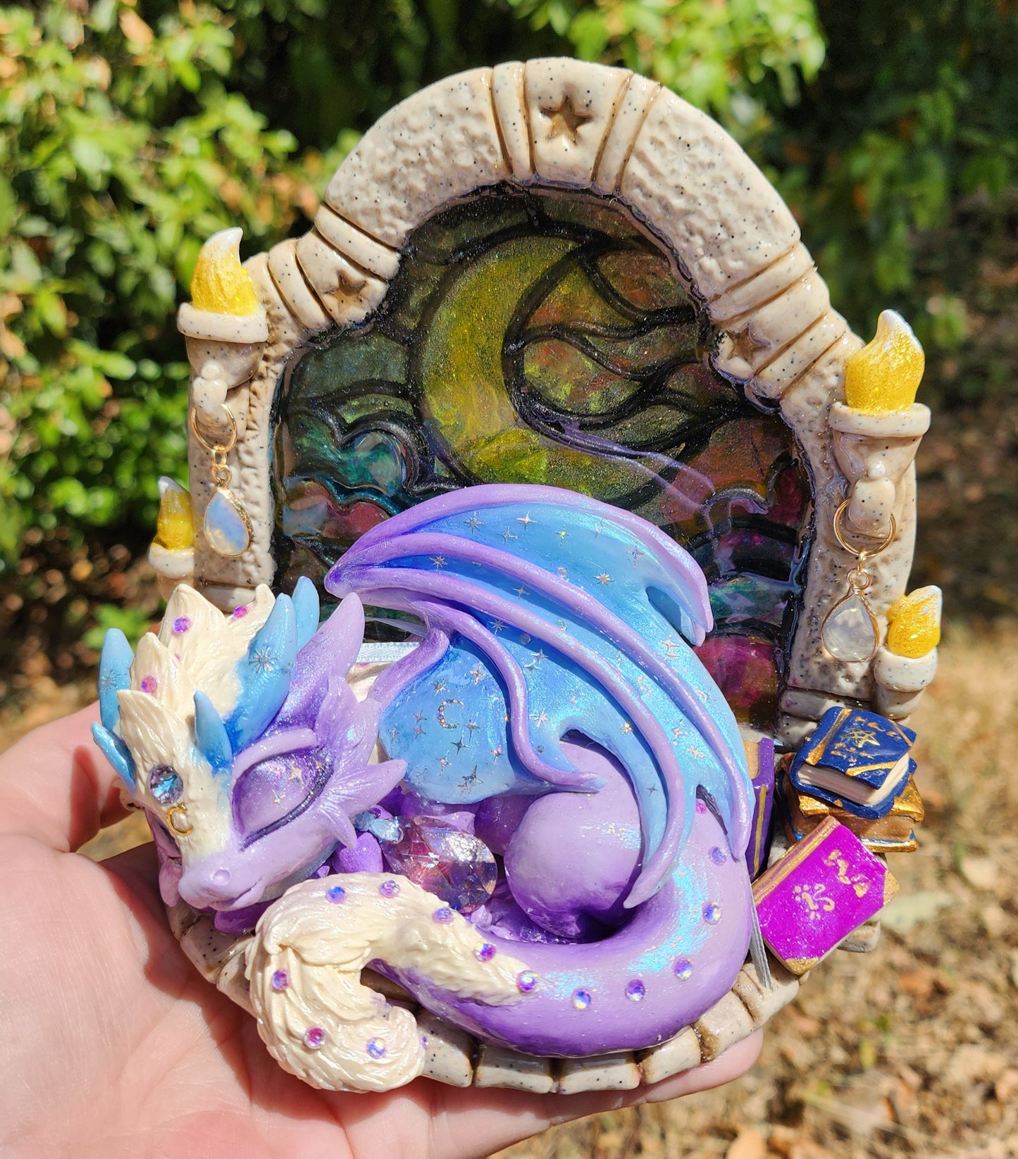 🔥🏰 MOON STEAINE GLASS 🏰🔥with the little dragon sleeper