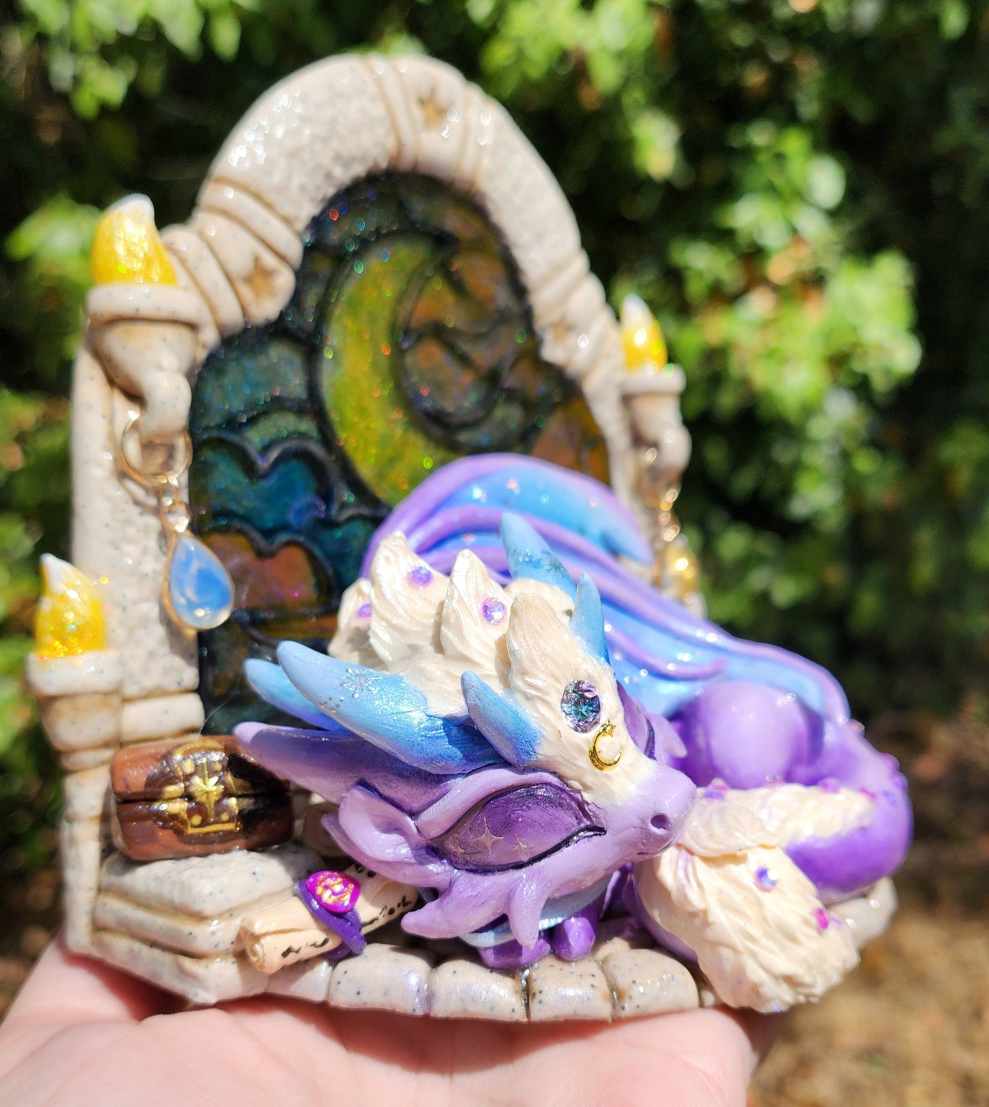 🔥🏰 MOON STEAINE GLASS 🏰🔥with the little dragon sleeper