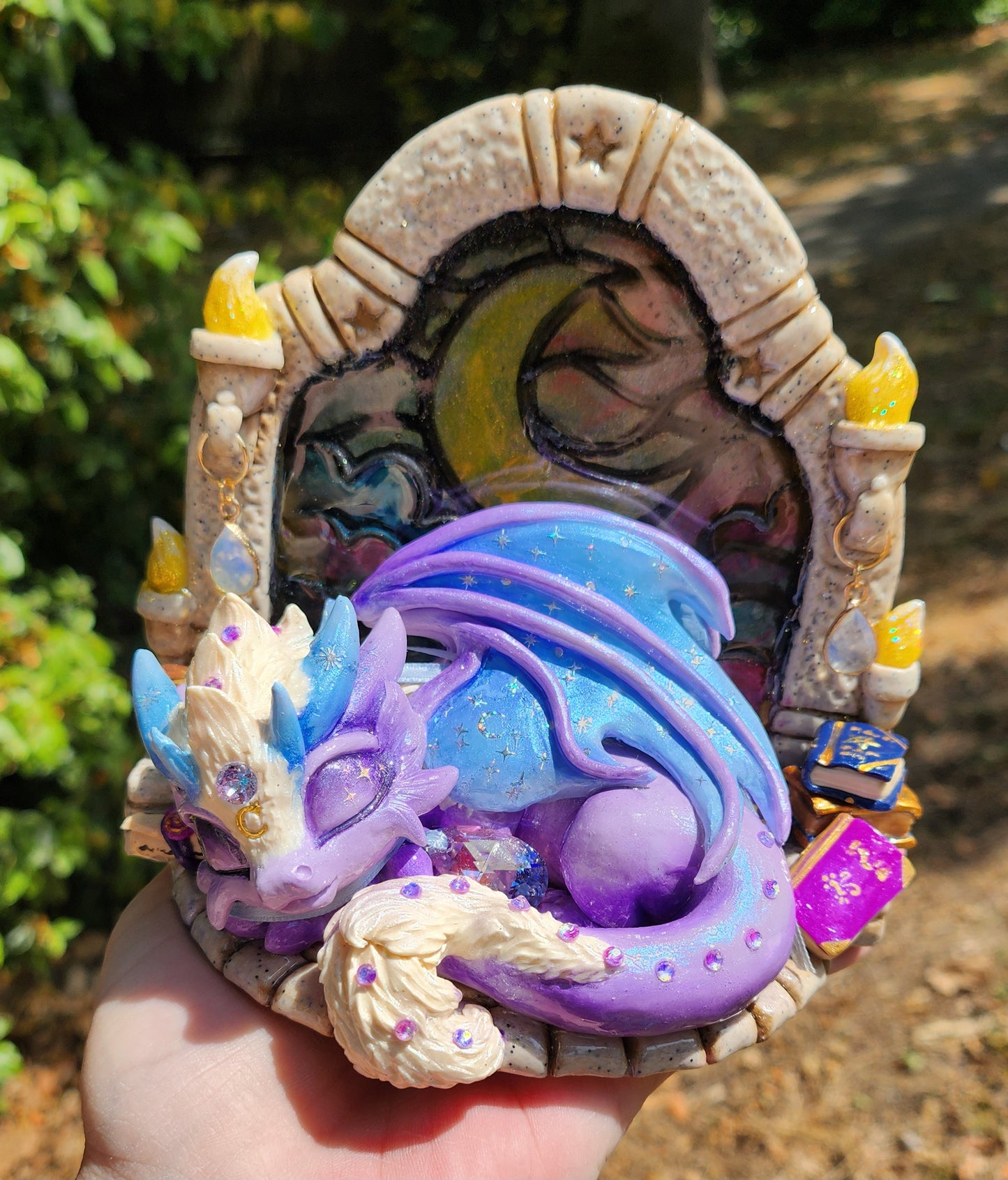 🔥🏰 MOON STEAINE GLASS 🏰🔥with the little dragon sleeper