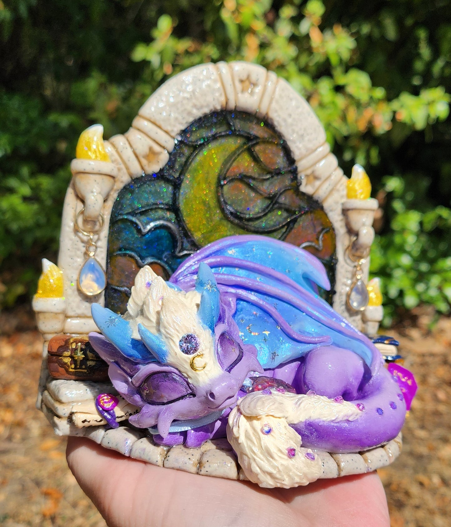 🔥🏰 MOON STEAINE GLASS 🏰🔥with the little dragon sleeper