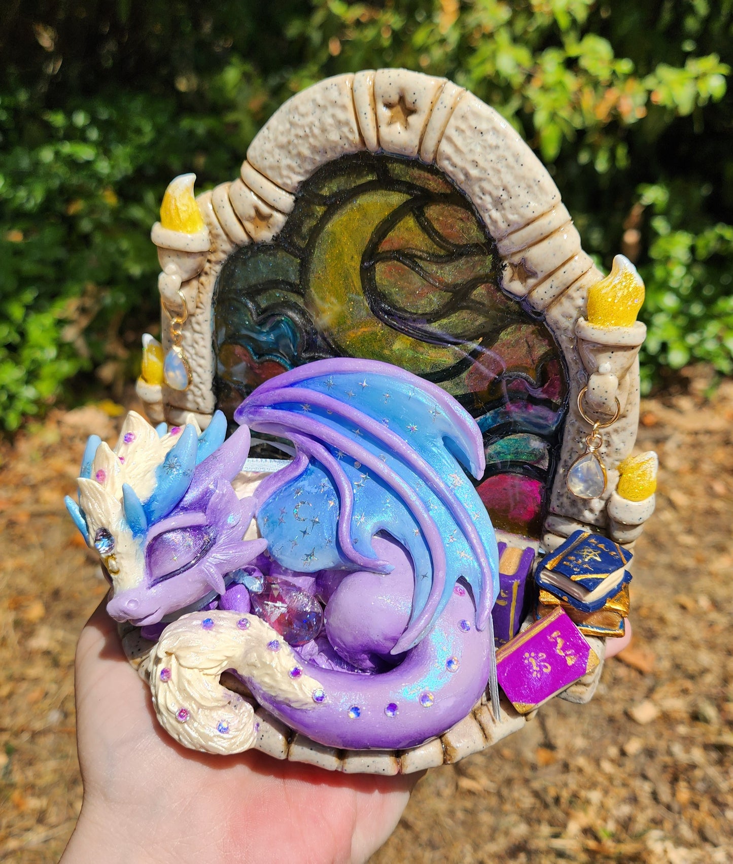 🔥🏰 MOON STEAINE GLASS 🏰🔥with the little dragon sleeper