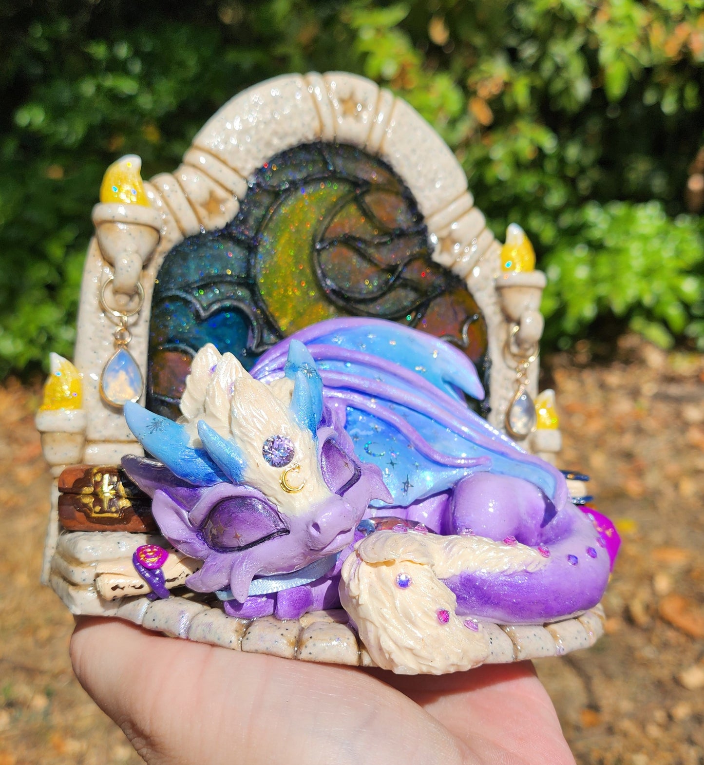 🔥🏰 MOON STEAINE GLASS 🏰🔥with the little dragon sleeper